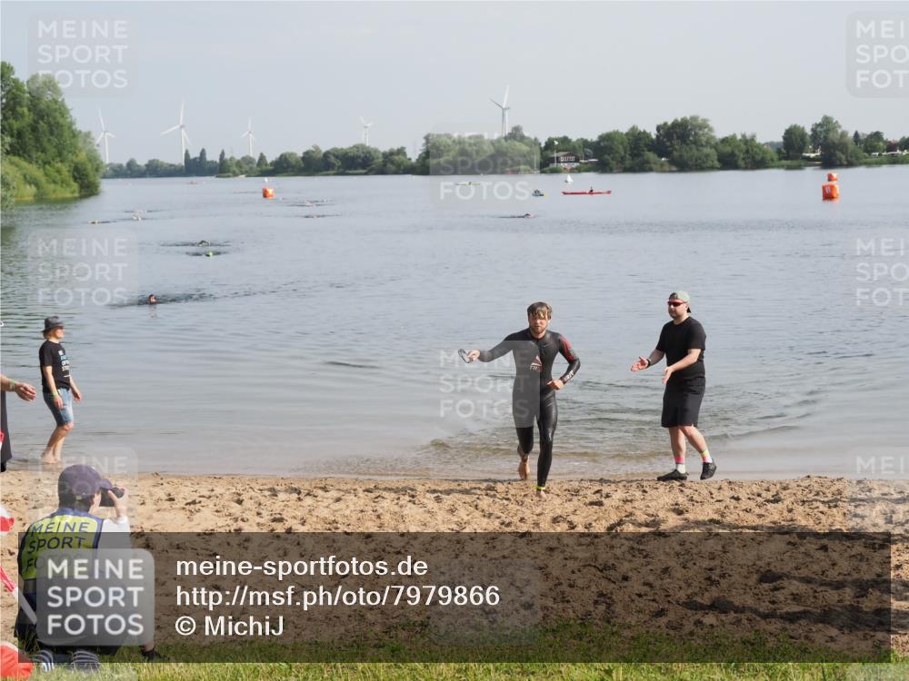 21.06.2025 - 27. Vierlanden-Triathlon MichiJ http://msf.ph/oto/7979866 15.06.2026 08:59:54 Schwimmen 241 meine-sportfotos.de