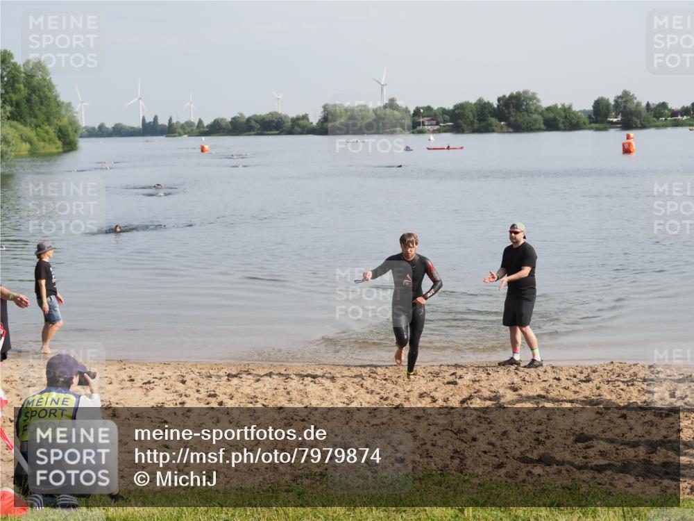21.06.2025 - 27. Vierlanden-Triathlon MichiJ http://msf.ph/oto/7979874 15.06.2026 08:59:54 Schwimmen 241 meine-sportfotos.de