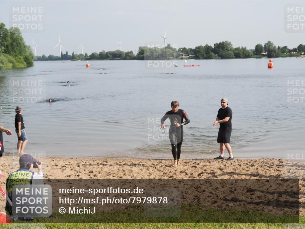 21.06.2025 - 27. Vierlanden-Triathlon MichiJ http://msf.ph/oto/7979878 15.06.2026 08:59:54 Schwimmen 241 meine-sportfotos.de