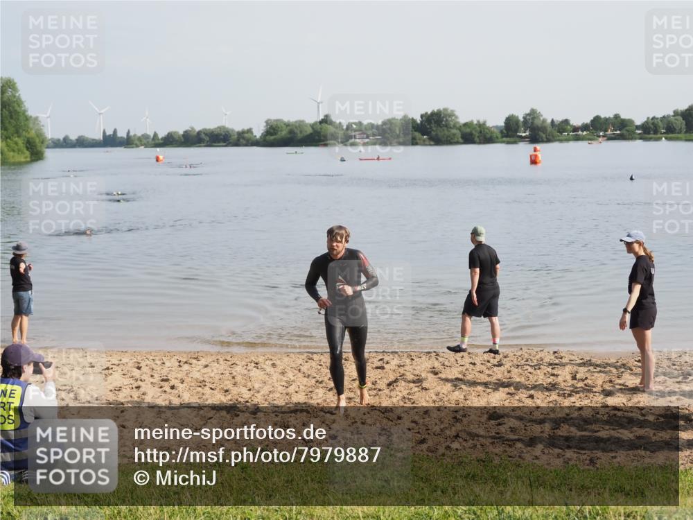 21.06.2025 - 27. Vierlanden-Triathlon MichiJ http://msf.ph/oto/7979887 15.06.2026 08:59:55 Schwimmen 241 meine-sportfotos.de