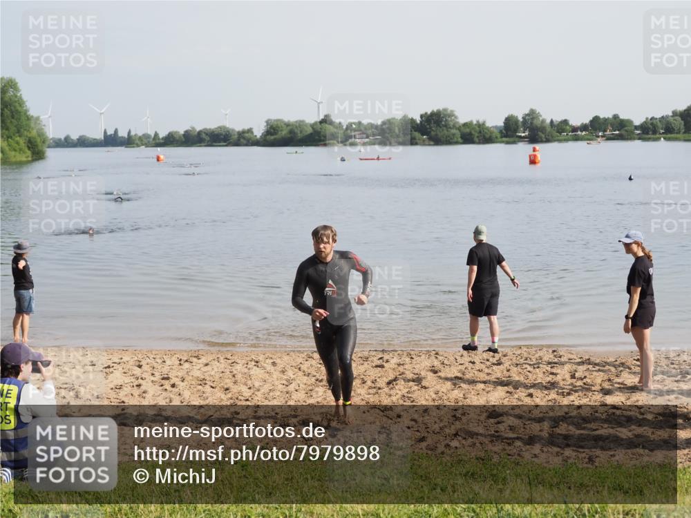 21.06.2025 - 27. Vierlanden-Triathlon MichiJ http://msf.ph/oto/7979898 15.06.2026 08:59:56 Schwimmen 241 meine-sportfotos.de