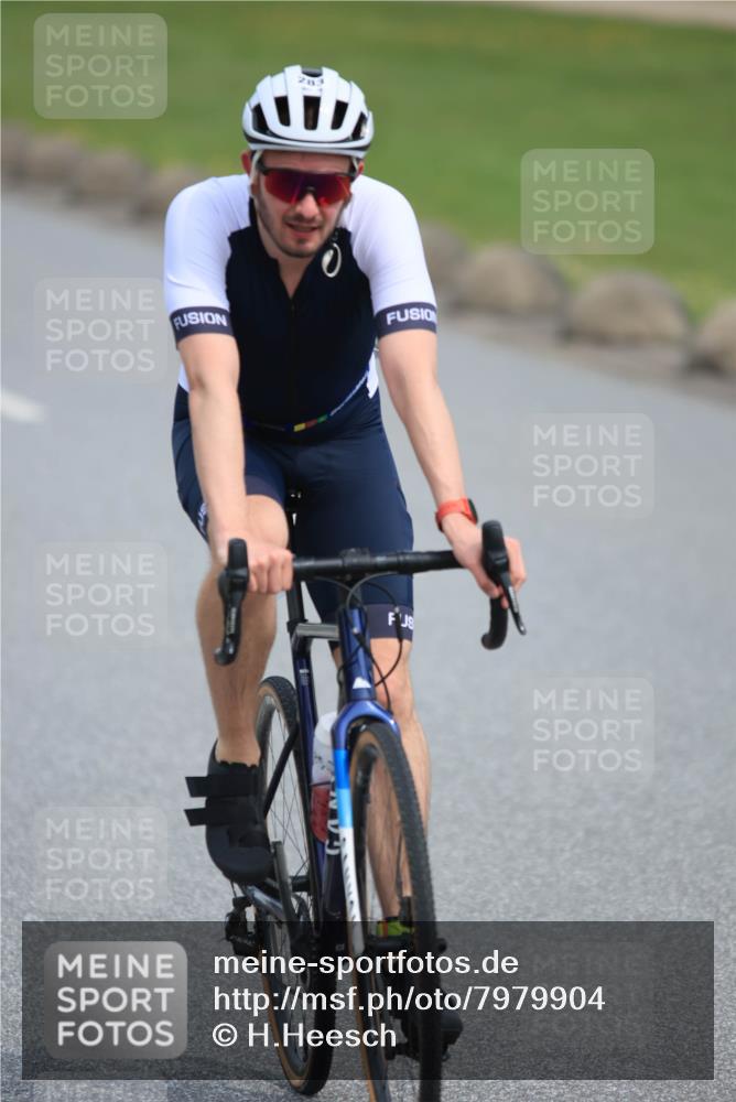 15.06.2025 - 27. Vierlanden-Triathlon H.Heesch http://msf.ph/oto/7979904 15.06.2025 10:36:43 Radfahren 102, 276, 283 meine-sportfotos.de