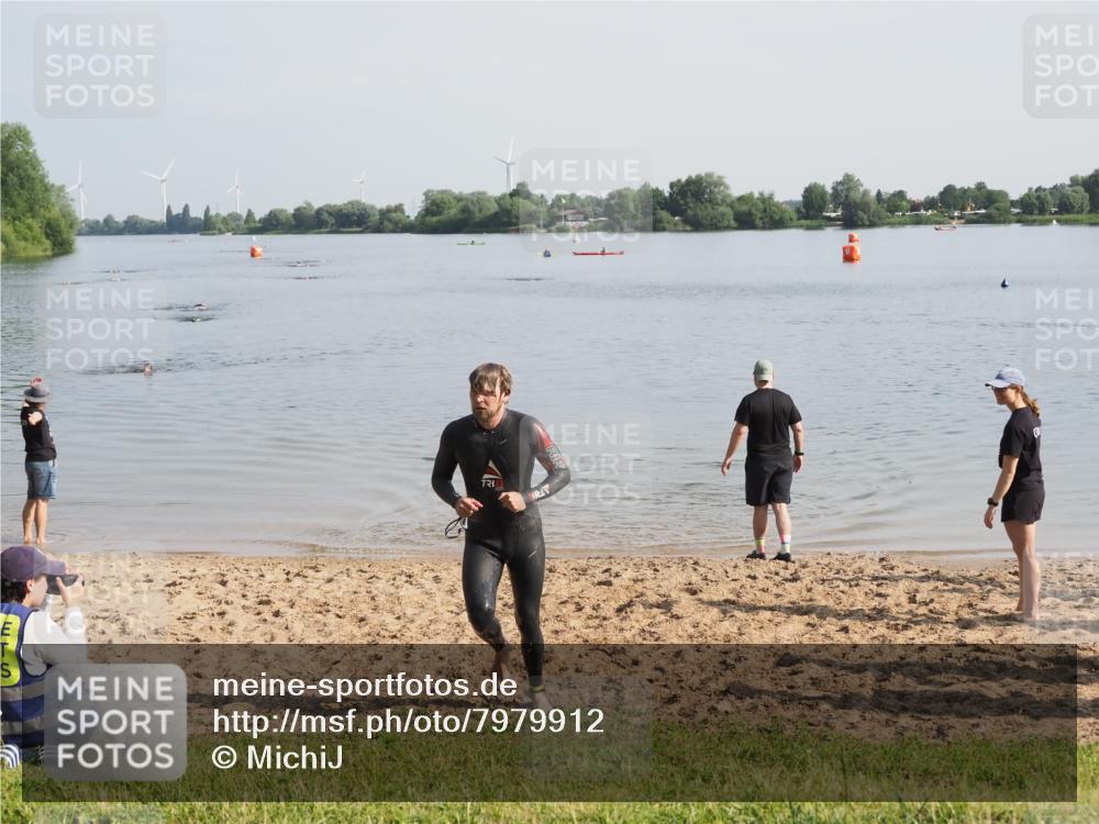 21.06.2025 - 27. Vierlanden-Triathlon MichiJ http://msf.ph/oto/7979912 15.06.2026 08:59:56 Schwimmen 241 meine-sportfotos.de