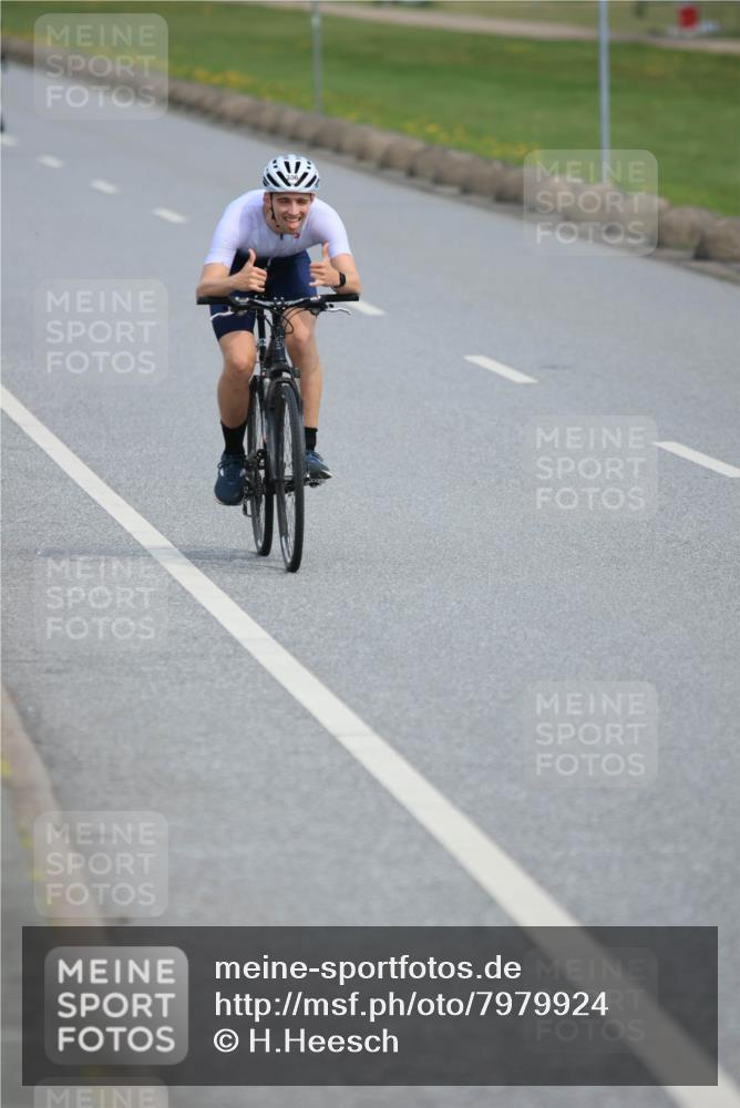 15.06.2025 - 27. Vierlanden-Triathlon H.Heesch http://msf.ph/oto/7979924 15.06.2025 10:37:02 Radfahren 11, 65, 111, 160, 237, 306, 397 meine-sportfotos.de