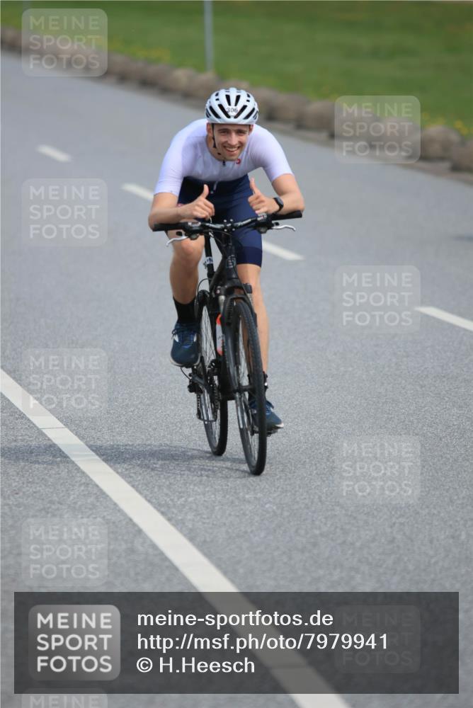15.06.2025 - 27. Vierlanden-Triathlon H.Heesch http://msf.ph/oto/7979941 15.06.2025 10:37:03 Radfahren 11, 65, 111, 160, 237, 306, 397 meine-sportfotos.de