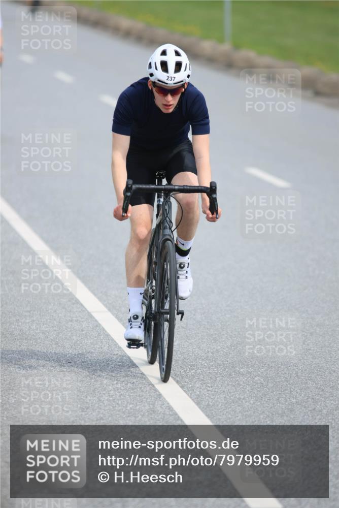 15.06.2025 - 27. Vierlanden-Triathlon H.Heesch http://msf.ph/oto/7979959 15.06.2025 10:37:10 Radfahren 65, 111, 135, 160, 202, 237, 337 meine-sportfotos.de
