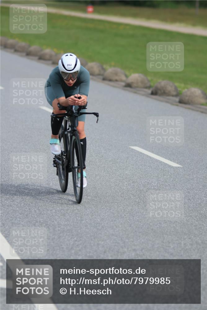 15.06.2025 - 27. Vierlanden-Triathlon H.Heesch http://msf.ph/oto/7979985 15.06.2025 10:37:17 Radfahren 63, 135, 202, 337 meine-sportfotos.de