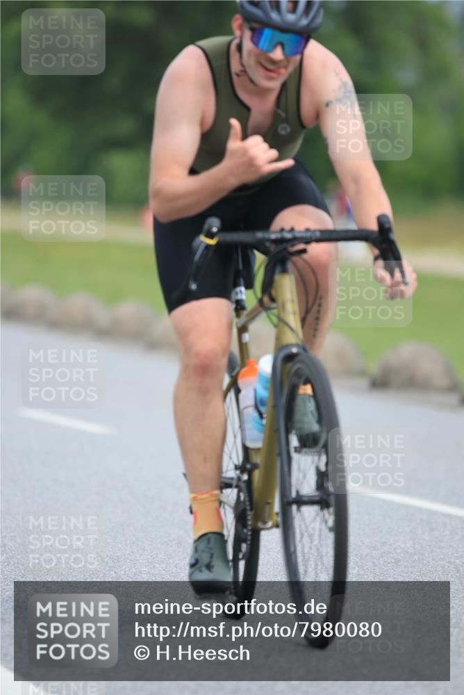 15.06.2025 - 27. Vierlanden-Triathlon H.Heesch http://msf.ph/oto/7980080 15.06.2025 10:38:06 Radfahren 286, 323 meine-sportfotos.de