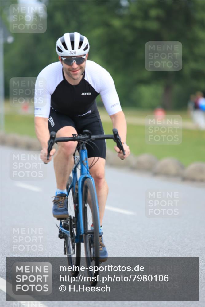 15.06.2025 - 27. Vierlanden-Triathlon H.Heesch http://msf.ph/oto/7980106 15.06.2025 10:38:16 Radfahren 88, 154, 218, 320 meine-sportfotos.de