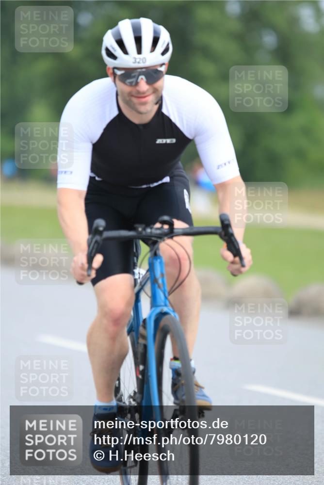 15.06.2025 - 27. Vierlanden-Triathlon H.Heesch http://msf.ph/oto/7980120 15.06.2025 10:38:16 Radfahren 88, 154, 218, 320 meine-sportfotos.de