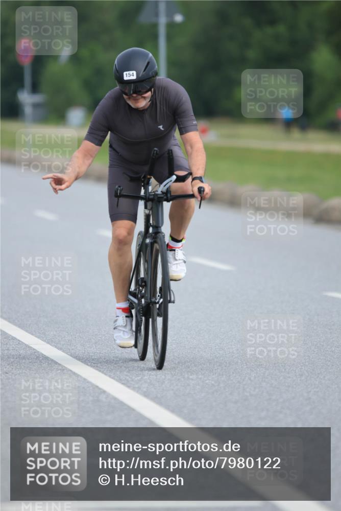 15.06.2025 - 27. Vierlanden-Triathlon H.Heesch http://msf.ph/oto/7980122 15.06.2025 10:38:19 Radfahren 7, 13, 88, 154, 218, 258, 320 meine-sportfotos.de