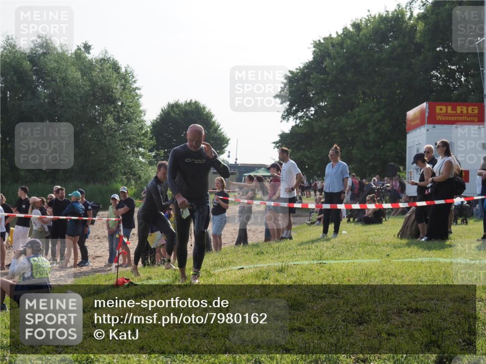 15.06.2025 - 27. Vierlanden-Triathlon KatJ http://msf.ph/oto/7980162 15.06.2025 08:44:18 Schwimmen 130, 173, 174 meine-sportfotos.de