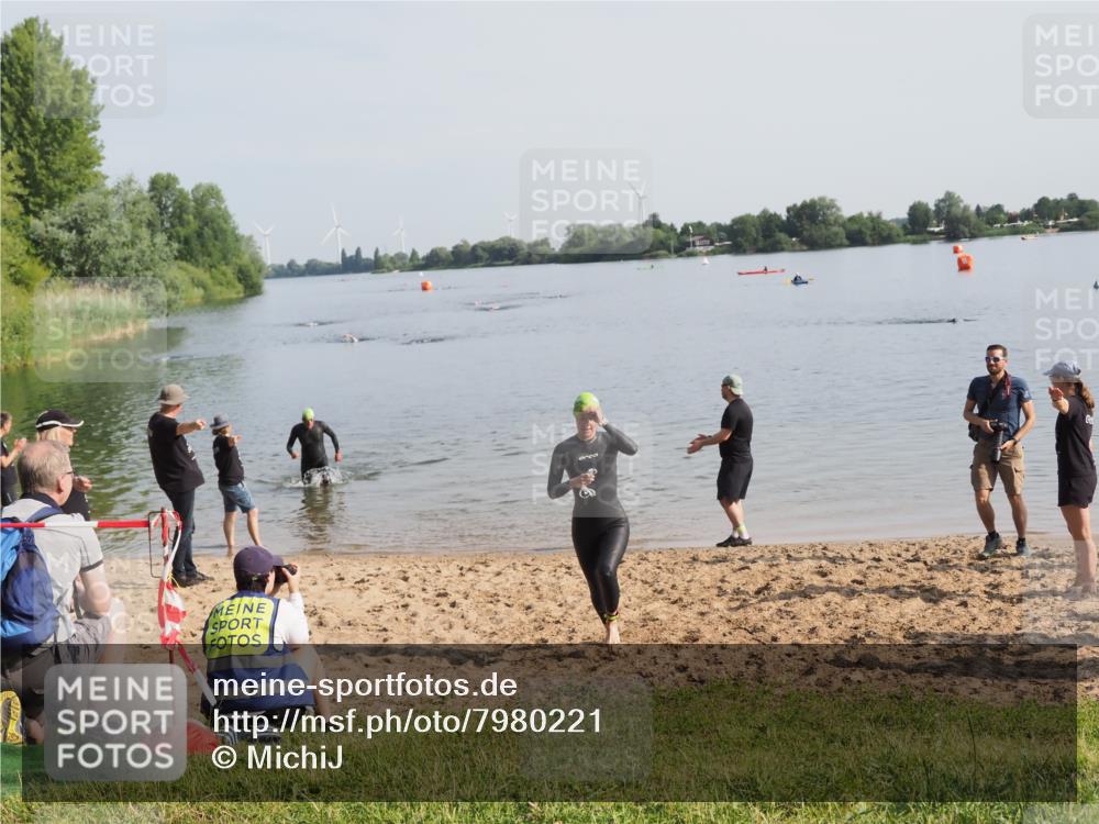21.06.2025 - 27. Vierlanden-Triathlon MichiJ http://msf.ph/oto/7980221 15.06.2026 09:00:52 Schwimmen 217 meine-sportfotos.de