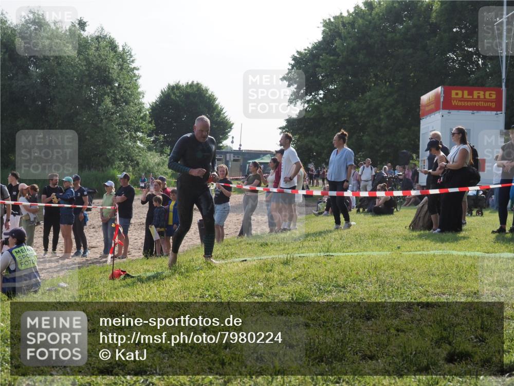 15.06.2025 - 27. Vierlanden-Triathlon KatJ http://msf.ph/oto/7980224 15.06.2025 08:44:24 Schwimmen 130, 173, 174 meine-sportfotos.de