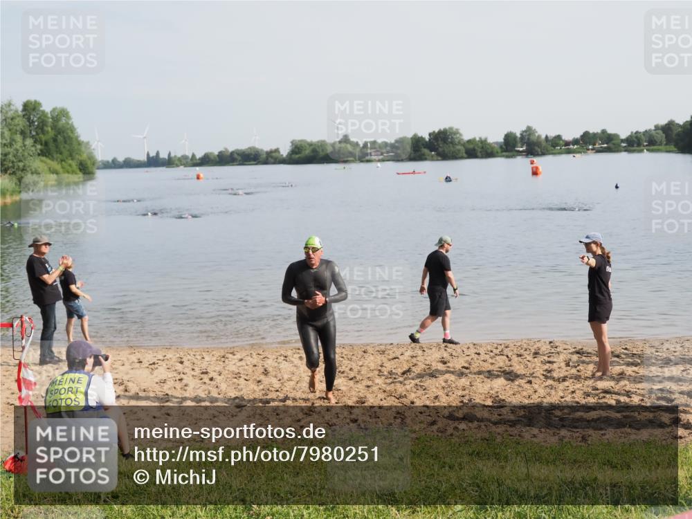 21.06.2025 - 27. Vierlanden-Triathlon MichiJ http://msf.ph/oto/7980251 15.06.2026 09:00:58 Schwimmen 217 meine-sportfotos.de