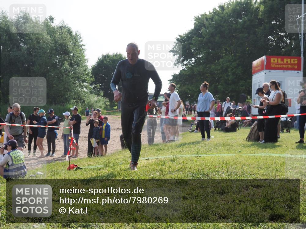 15.06.2025 - 27. Vierlanden-Triathlon KatJ http://msf.ph/oto/7980269 15.06.2025 08:44:26 Schwimmen 130, 173 meine-sportfotos.de