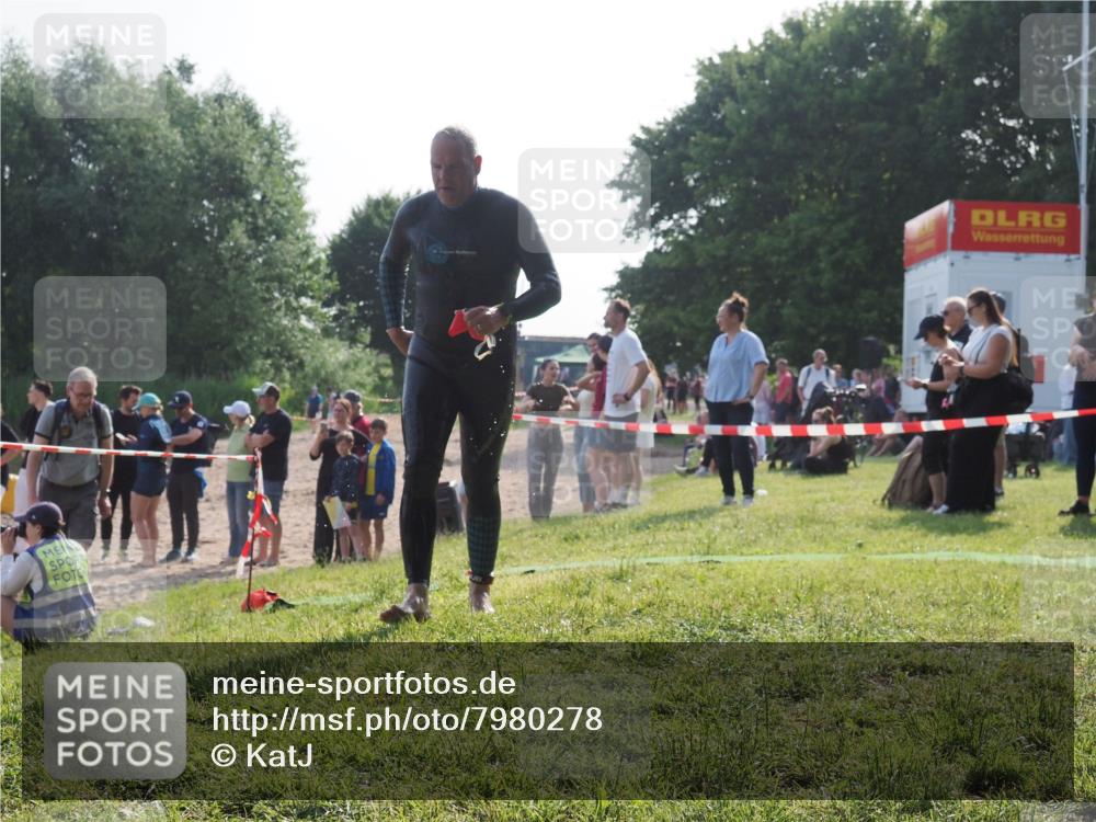 15.06.2025 - 27. Vierlanden-Triathlon KatJ http://msf.ph/oto/7980278 15.06.2025 08:44:26 Schwimmen 130, 173 meine-sportfotos.de