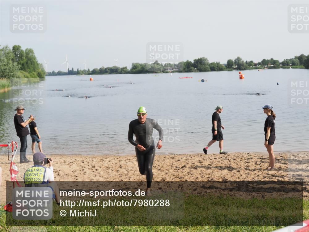 21.06.2025 - 27. Vierlanden-Triathlon MichiJ http://msf.ph/oto/7980288 15.06.2026 09:00:59 Schwimmen 217 meine-sportfotos.de