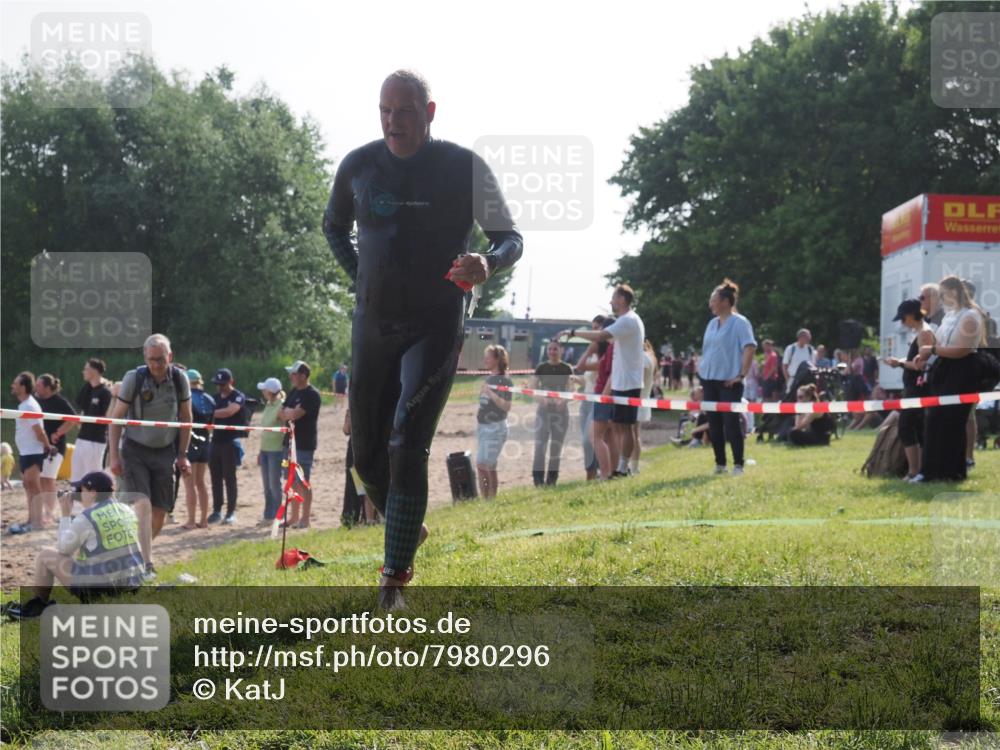 15.06.2025 - 27. Vierlanden-Triathlon KatJ http://msf.ph/oto/7980296 15.06.2025 08:44:27 Schwimmen 130, 173 meine-sportfotos.de