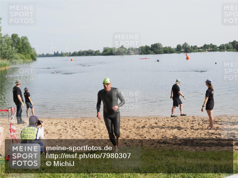 21.06.2025 - 27. Vierlanden-Triathlon MichiJ http://msf.ph/oto/7980307 15.06.2026 09:00:59 Schwimmen 217 meine-sportfotos.de