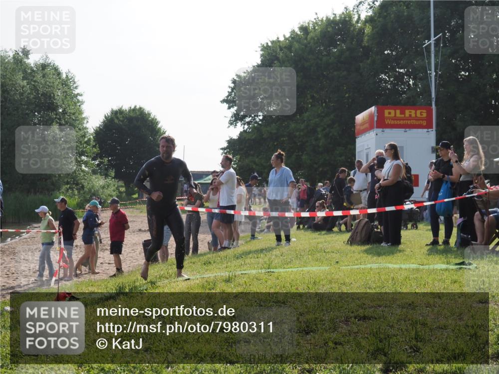 15.06.2025 - 27. Vierlanden-Triathlon KatJ http://msf.ph/oto/7980311 15.06.2025 08:44:37 Schwimmen 93 meine-sportfotos.de