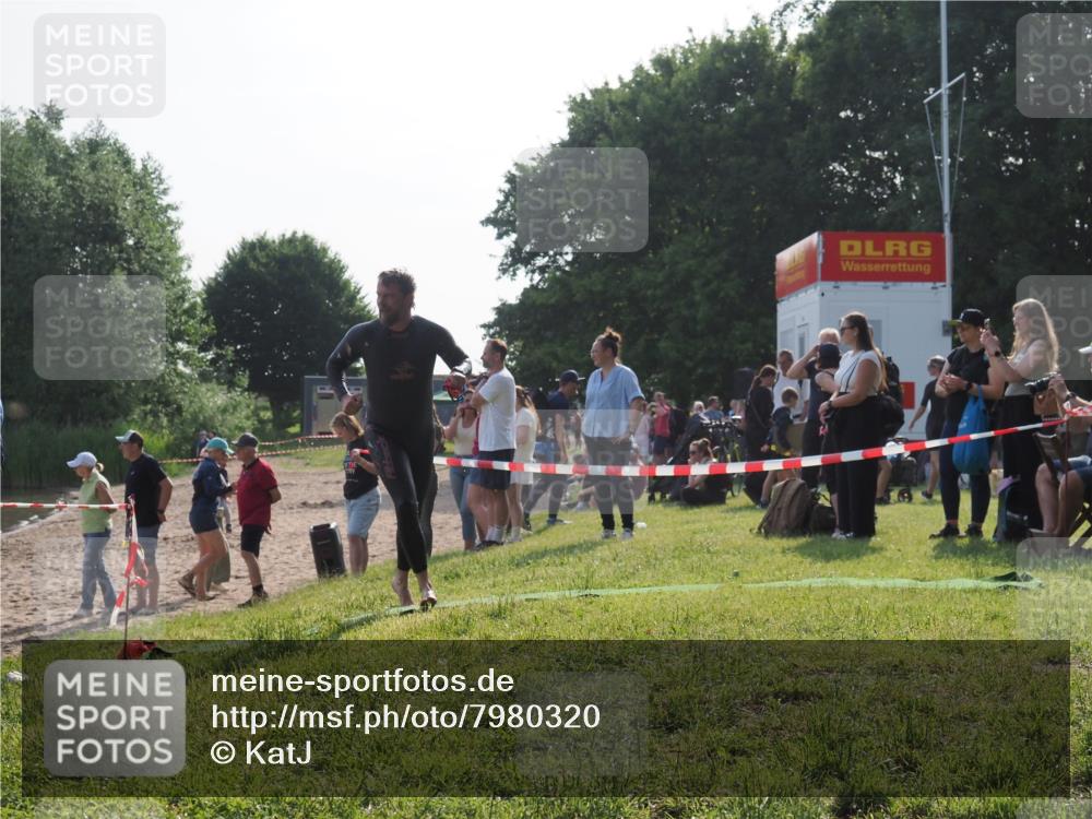 15.06.2025 - 27. Vierlanden-Triathlon KatJ http://msf.ph/oto/7980320 15.06.2025 08:44:38 Schwimmen 93 meine-sportfotos.de
