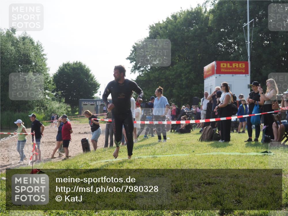 15.06.2025 - 27. Vierlanden-Triathlon KatJ http://msf.ph/oto/7980328 15.06.2025 08:44:38 Schwimmen 93 meine-sportfotos.de
