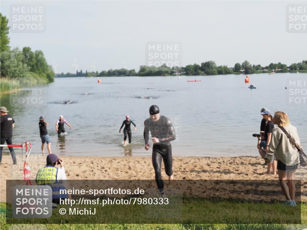 21.06.2025 - 27. Vierlanden-Triathlon MichiJ http://msf.ph/oto/7980333 15.06.2026 09:01:48 Schwimmen 206, 214, 242 meine-sportfotos.de