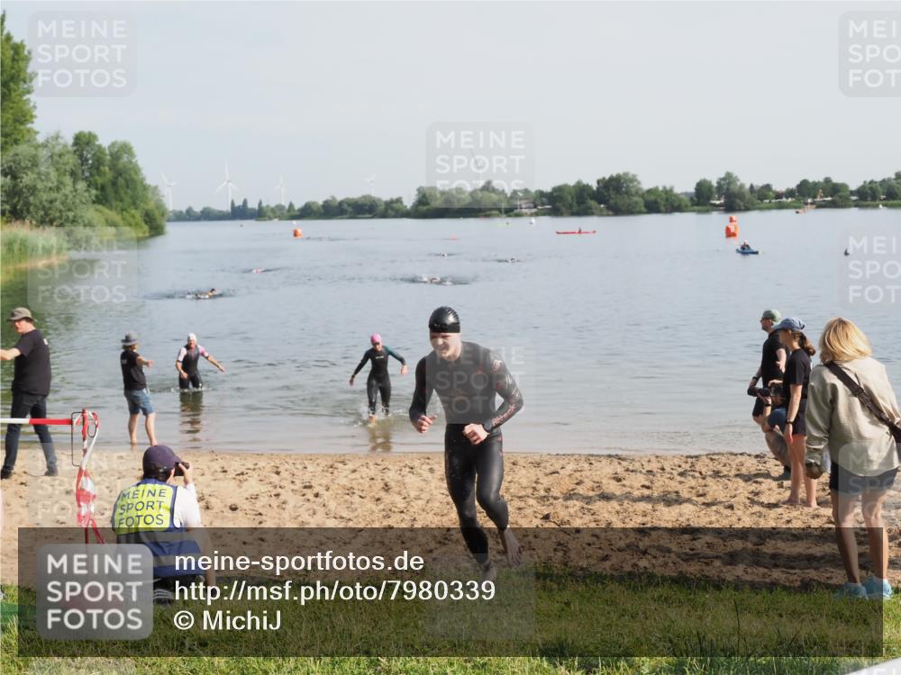 21.06.2025 - 27. Vierlanden-Triathlon MichiJ http://msf.ph/oto/7980339 15.06.2026 09:01:48 Schwimmen 206, 214, 242 meine-sportfotos.de