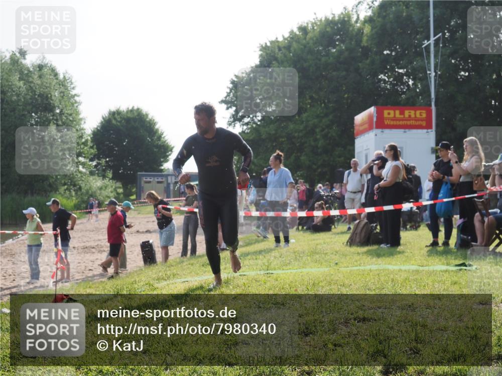15.06.2025 - 27. Vierlanden-Triathlon KatJ http://msf.ph/oto/7980340 15.06.2025 08:44:38 Schwimmen 93 meine-sportfotos.de