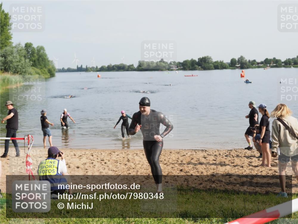 21.06.2025 - 27. Vierlanden-Triathlon MichiJ http://msf.ph/oto/7980348 15.06.2026 09:01:48 Schwimmen 206, 214, 242 meine-sportfotos.de