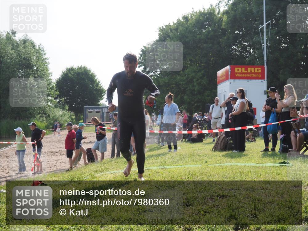 15.06.2025 - 27. Vierlanden-Triathlon KatJ http://msf.ph/oto/7980360 15.06.2025 08:44:39 Schwimmen 93 meine-sportfotos.de