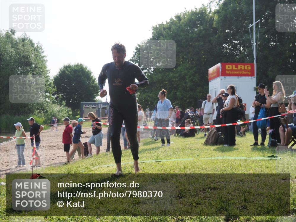 15.06.2025 - 27. Vierlanden-Triathlon KatJ http://msf.ph/oto/7980370 15.06.2025 08:44:39 Schwimmen 93 meine-sportfotos.de