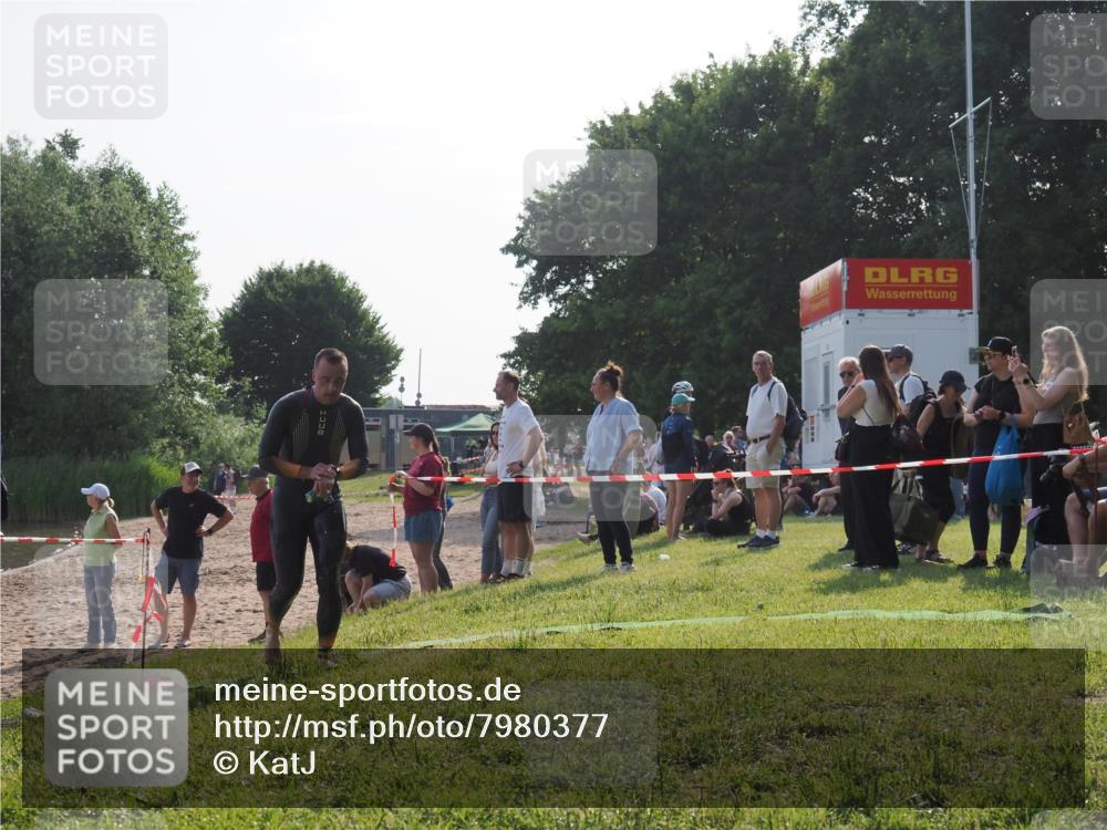15.06.2025 - 27. Vierlanden-Triathlon KatJ http://msf.ph/oto/7980377 15.06.2025 08:44:50 Schwimmen 81, 160 meine-sportfotos.de