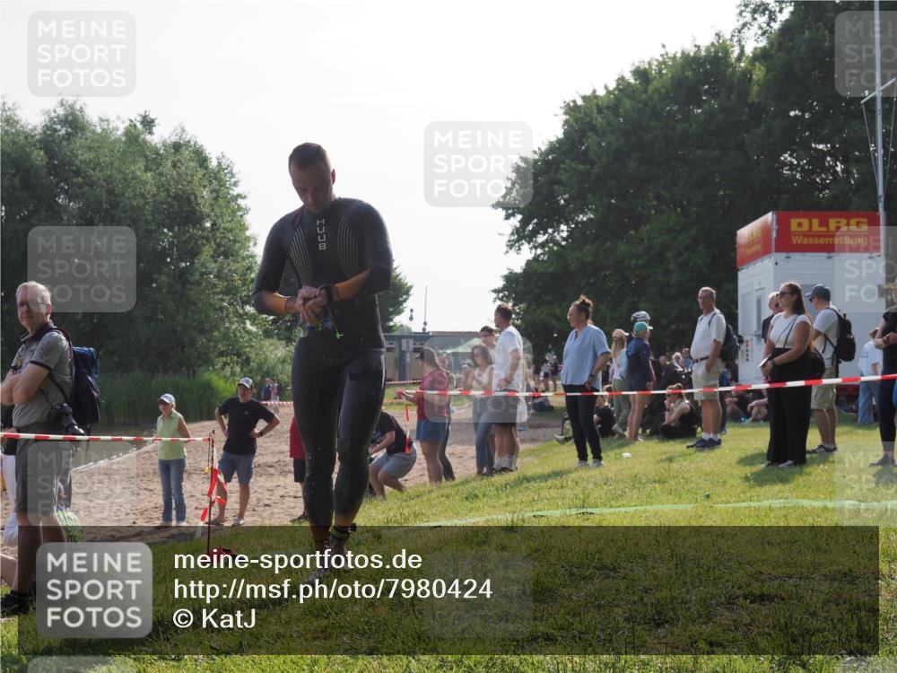 15.06.2025 - 27. Vierlanden-Triathlon KatJ http://msf.ph/oto/7980424 15.06.2025 08:44:53 Schwimmen 81, 160 meine-sportfotos.de