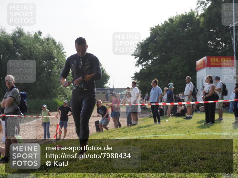 15.06.2025 - 27. Vierlanden-Triathlon KatJ http://msf.ph/oto/7980434 15.06.2025 08:44:53 Schwimmen 81, 160 meine-sportfotos.de