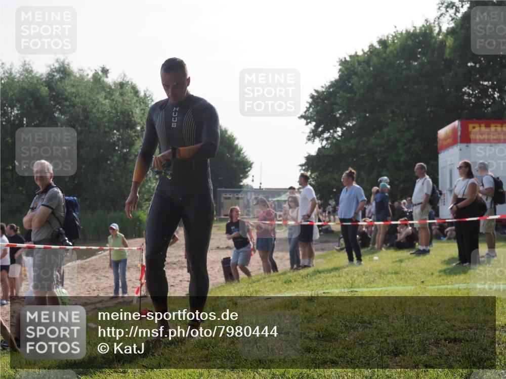 15.06.2025 - 27. Vierlanden-Triathlon KatJ http://msf.ph/oto/7980444 15.06.2025 08:44:53 Schwimmen 81, 160 meine-sportfotos.de