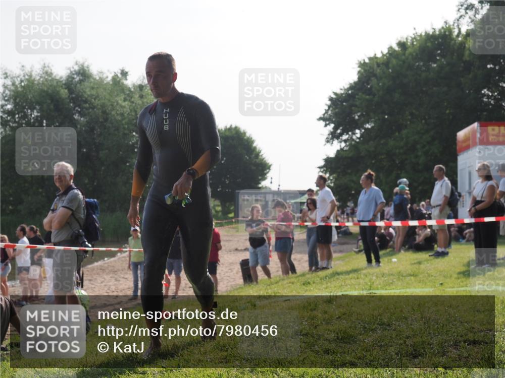 15.06.2025 - 27. Vierlanden-Triathlon KatJ http://msf.ph/oto/7980456 15.06.2025 08:44:53 Schwimmen 81, 160 meine-sportfotos.de