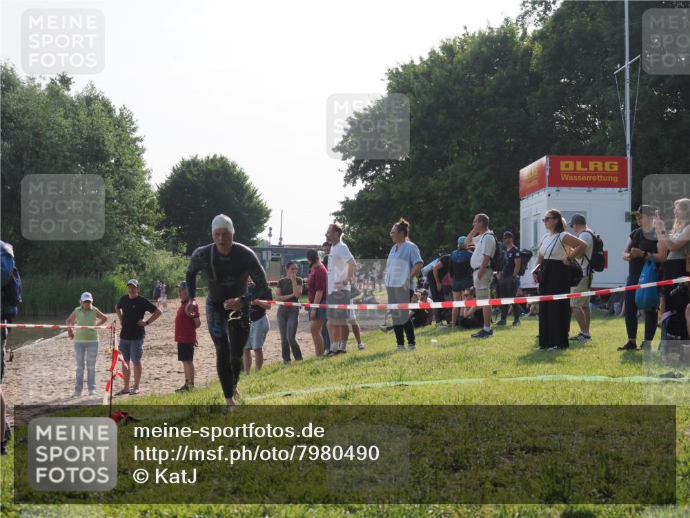 15.06.2025 - 27. Vierlanden-Triathlon KatJ http://msf.ph/oto/7980490 15.06.2025 08:44:56 Schwimmen 81, 160 meine-sportfotos.de