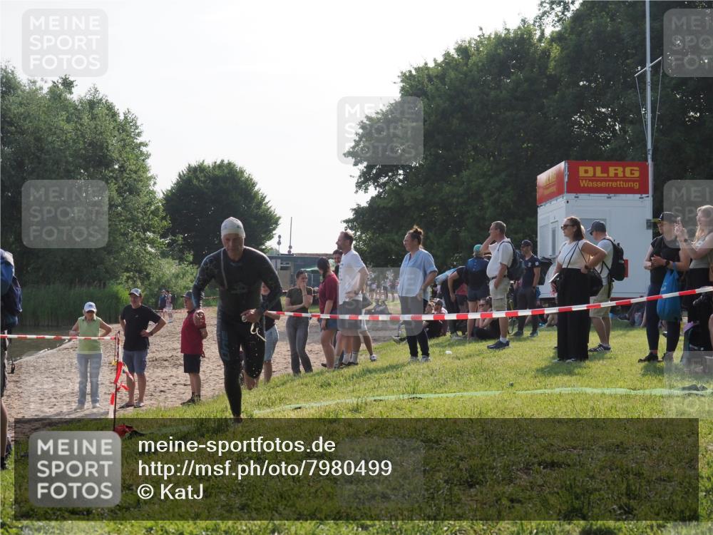 15.06.2025 - 27. Vierlanden-Triathlon KatJ http://msf.ph/oto/7980499 15.06.2025 08:44:56 Schwimmen 81, 160 meine-sportfotos.de