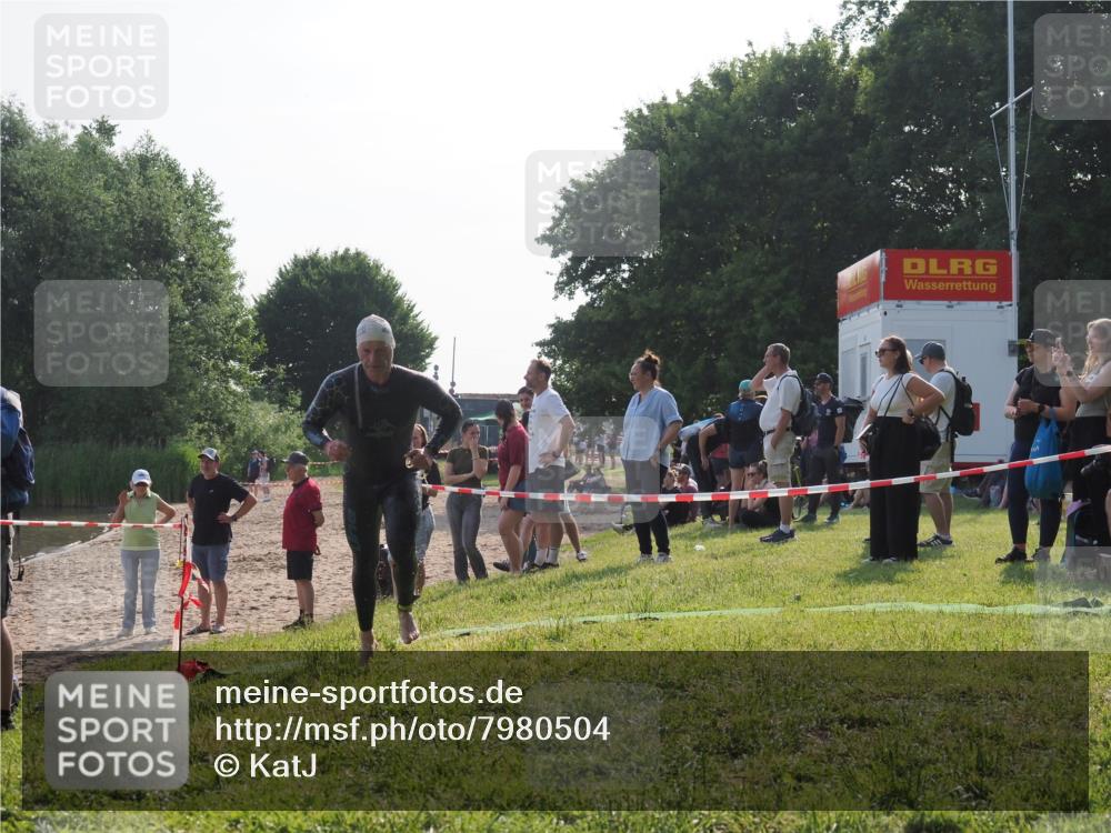 15.06.2025 - 27. Vierlanden-Triathlon KatJ http://msf.ph/oto/7980504 15.06.2025 08:44:57 Schwimmen 81, 160 meine-sportfotos.de