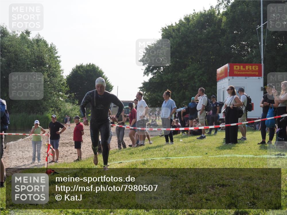 15.06.2025 - 27. Vierlanden-Triathlon KatJ http://msf.ph/oto/7980507 15.06.2025 08:44:57 Schwimmen 81, 160 meine-sportfotos.de