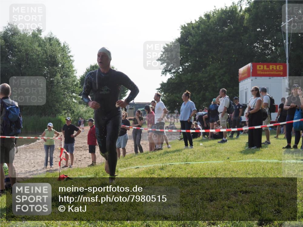 15.06.2025 - 27. Vierlanden-Triathlon KatJ http://msf.ph/oto/7980515 15.06.2025 08:44:57 Schwimmen 81, 160 meine-sportfotos.de