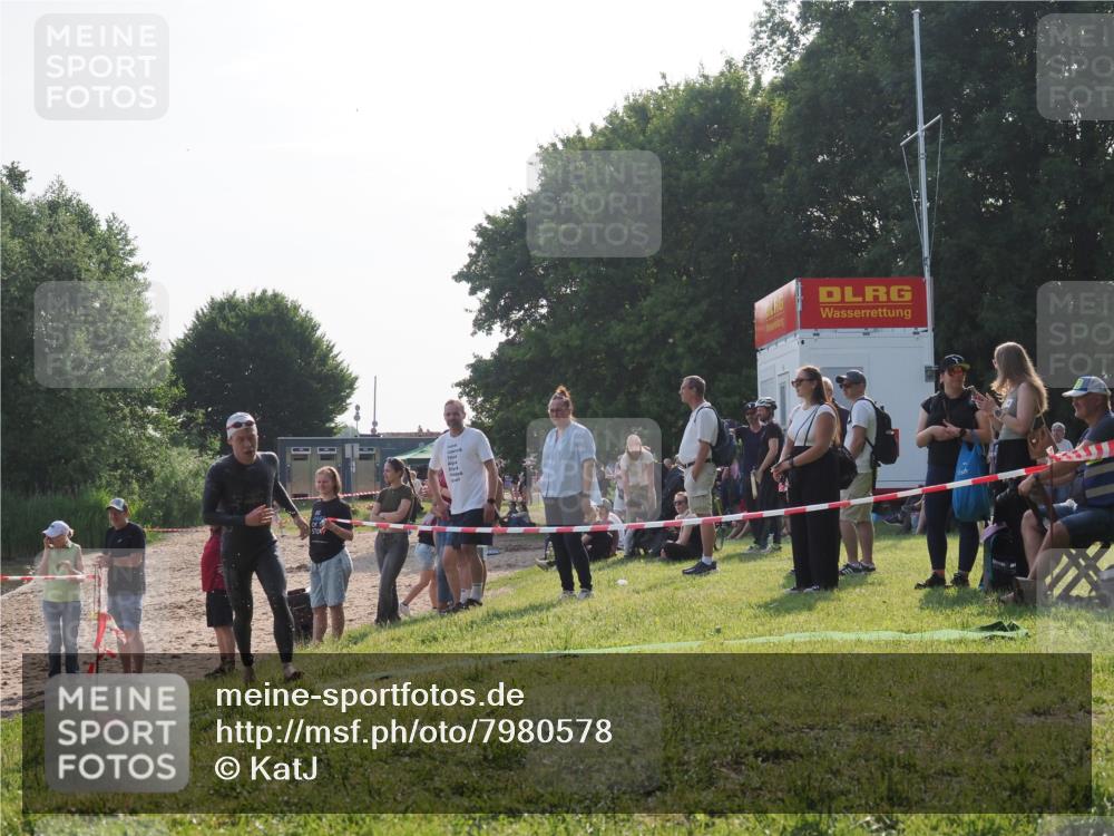 15.06.2025 - 27. Vierlanden-Triathlon KatJ http://msf.ph/oto/7980578 15.06.2025 08:45:15 Schwimmen 127 meine-sportfotos.de