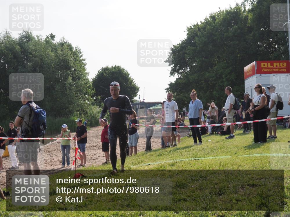 15.06.2025 - 27. Vierlanden-Triathlon KatJ http://msf.ph/oto/7980618 15.06.2025 08:45:16 Schwimmen 127 meine-sportfotos.de