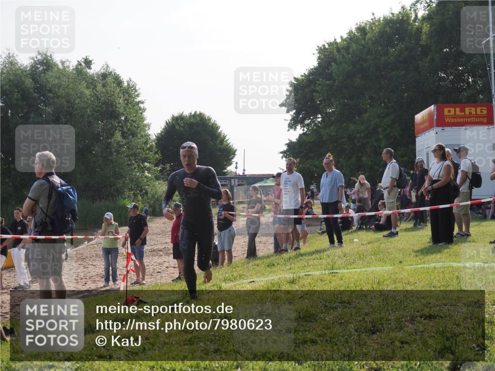 15.06.2025 - 27. Vierlanden-Triathlon KatJ http://msf.ph/oto/7980623 15.06.2025 08:45:17 Schwimmen 127 meine-sportfotos.de