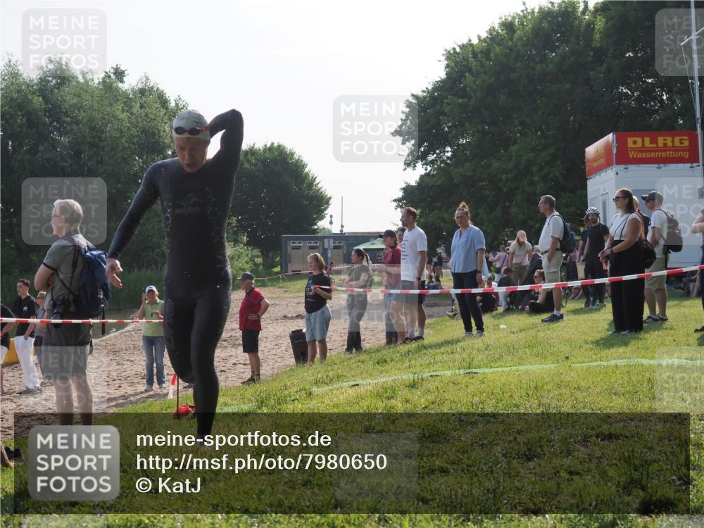 15.06.2025 - 27. Vierlanden-Triathlon KatJ http://msf.ph/oto/7980650 15.06.2025 08:45:18 Schwimmen 127 meine-sportfotos.de