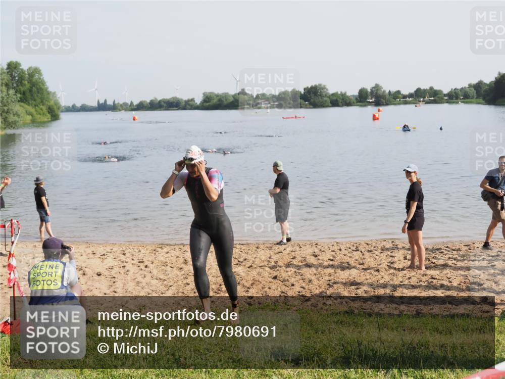 21.06.2025 - 27. Vierlanden-Triathlon MichiJ http://msf.ph/oto/7980691 15.06.2026 09:01:58 Schwimmen 196, 206, 214 meine-sportfotos.de