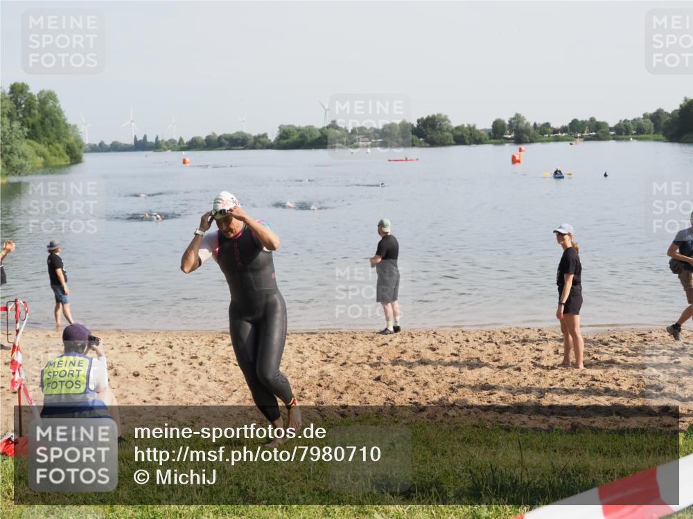 21.06.2025 - 27. Vierlanden-Triathlon MichiJ http://msf.ph/oto/7980710 15.06.2026 09:01:58 Schwimmen 196, 206, 214 meine-sportfotos.de