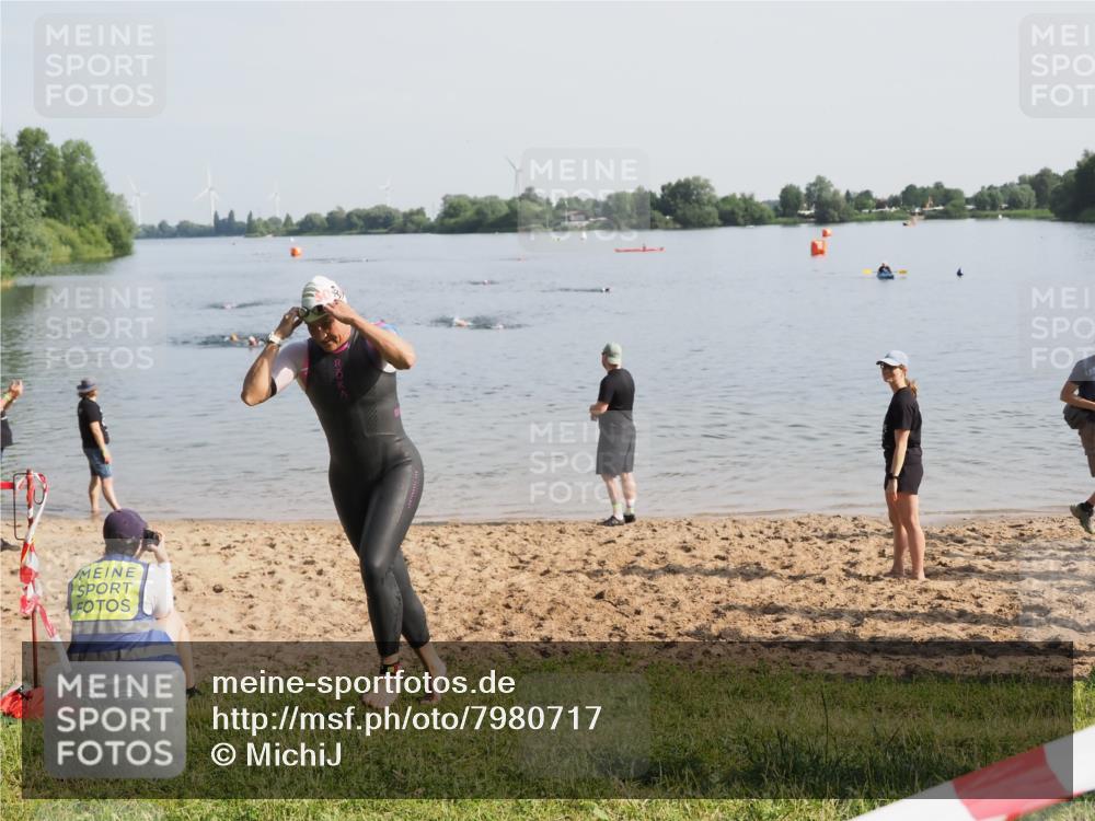21.06.2025 - 27. Vierlanden-Triathlon MichiJ http://msf.ph/oto/7980717 15.06.2026 09:01:58 Schwimmen 196, 206, 214 meine-sportfotos.de